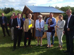 Bei der Preisverleihung zur Schoppen-Trophy 2014 (von links): Wiesbadens Oberbürgermeister Sven Gerich (SPD), Oliver Bock, Staatssekretärin Dr. Beatrix Tappeser, Udo Ott mit Tochter, Rheingauer Weinkönigin