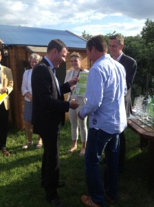 Wiesbadens Oberbürgermeister Sven Gerich (SPD, Foto l.) überreichte die Sieger-Urkunde an Winzer Udo Ott