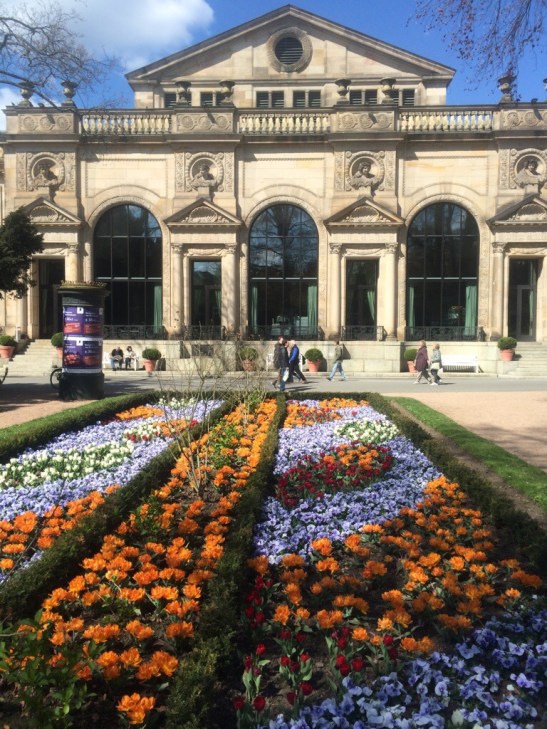 Auch das Blumenbeet am Kurhaus steht in voller Blüte