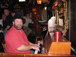 Charly Nägler am Klavier im "Eimer". Foto: Der Eimer