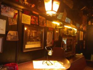 Vom Stammgästen geliebt: Die Wände voller Erinnerungen im "Eimer". Foto: Der Eimer