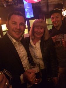 Oberbürgermeister Sven Gerich (SPD), mit Stadt-Pressesprecherin Ilka Gilbert Rolke, kam zum Abschieds-Bierchen