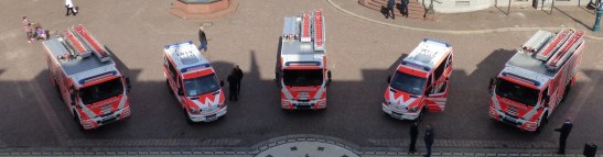 Fünf Fahrzeuge im Wert von 1,5 Mio. Euro wurden heute an die Feuerwehr übergeben. Foto: Stadt Wiesbaden 