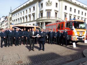 Wiesbadens Oberbürgermeister Sven Gerich mit Harald Müller, Leiter der Berufsfeuerwehr Wiesbaden, (v.l.) und seiner Mannschaft vor zwei der neuen Fahrzeuge. Foto: Stadt Wiesbaden