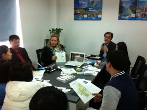 Während der Roadshow wurden viele Gespräche geführt. Unter anderem mit  Caissa Touristik Shanghai / Mr. Brian Lu / Manager  Shanghai •           SMG Shanghai Media Group / Mr. Chen Liang / Director – General of Arts  Shanghai •           CITS Jiangsu International Travel Service Co.,LTD / Mr. Zhu Xiaoliang / Director  Wuxi •           Hunan Provincial Tourism Bureau / Mr. Gao Yangxian / Deputy Director Gerneral  Changsha Hauptstadt der Partner Provinz des Landes Hessen •           HH travel / Mr. Qian Shu / Gerneral Manager Product Center  Peking