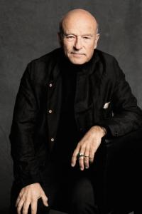 Volker Schlöndorff spricht am Samstag in Wiesbaden - Foto: Jim Rakete