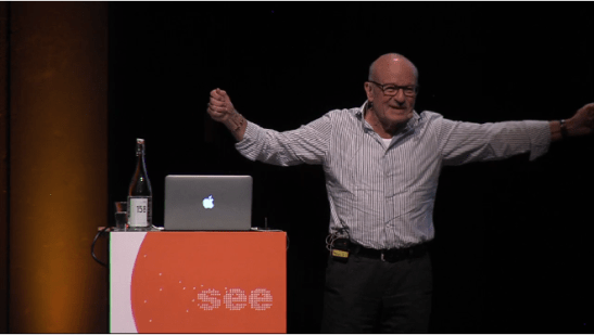 Volker Schlöndorff zeigt die Länge eines Filmstreifens: "Fünf Sekunden waren so lang"