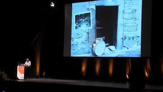 Volker Schlöndorff zeigt seine Entwürfe der Blechtrommel für den gleichnamigen Film: "Alles hat eine Symbolik. Rot und weiß sind die Farben von Danzig"