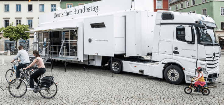 Das Infomobil des Deutschen Bundestags steht bis Samstag in Wiesbaden. Foto: Deutscher Bundestag/Marcus Zumbansen
