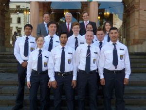 Ab heute hat die Stadt zehn neuen Freiwillige Polizeihelfer. Im Bild (v.l.n.r.) Polizeipräsident Stefan Müller, Staatssekretär Werner Koch und Ordnungsdezernent Dr. Oliver Franz mit den zehn neuen Freiwilligen Polizeihelferinnen und -helfern. Foto: Stadt Wiesbaden