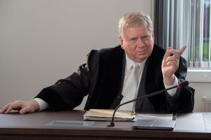 So kennen wir ihn aus dem TV: Rainer Hunold als Staatsanwalt Bernd Reuther in der ZDF-Serie "Der Staatsanwalt". Foto: obs/ZDF/Andrea Enderlein