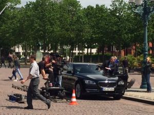 Rainer Hunold steigt für den TV-Dreh in die Limousine ein...und aus..