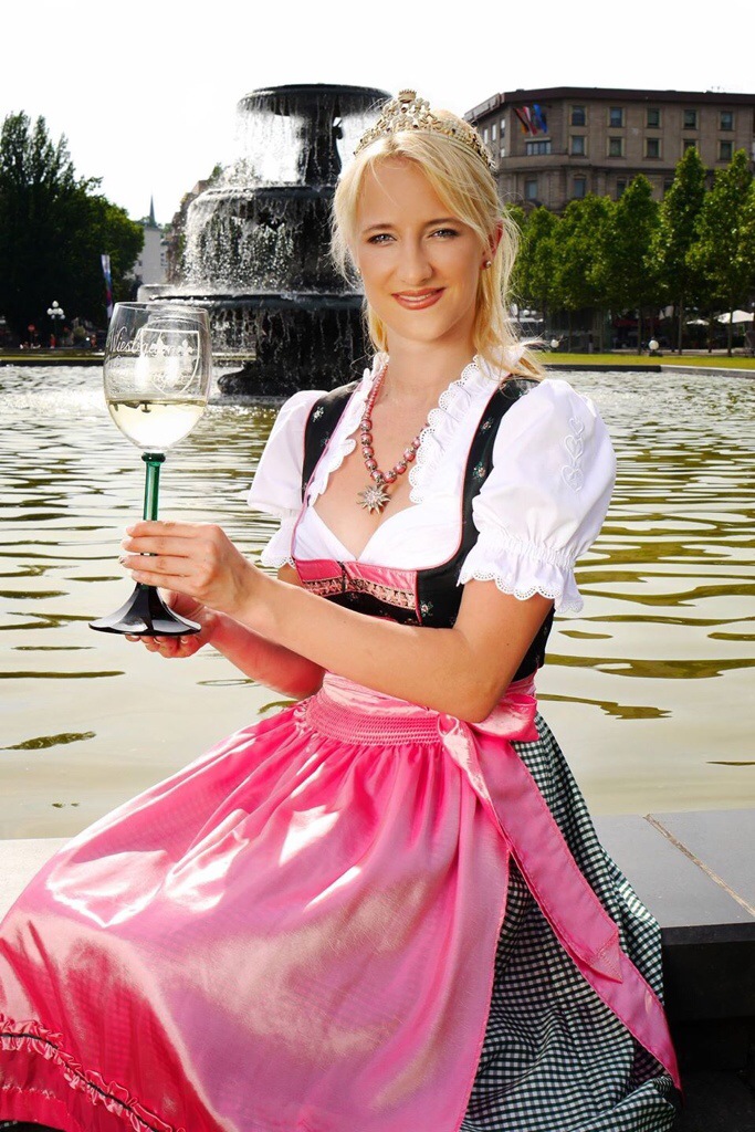 Die Wiesbadener Weinkönigin Stephanie Kopietz begleitet den Weinwoche-Motivwagen beim Festumzug. Foto: luxtempi