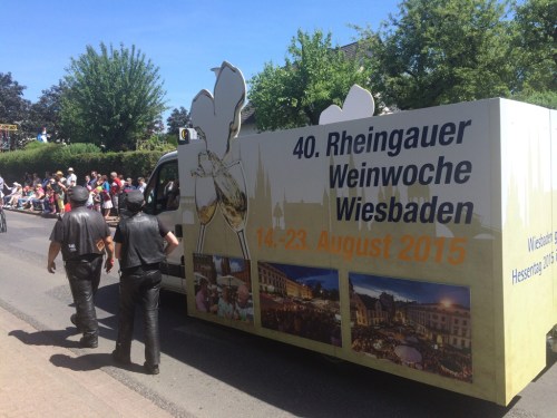 Die 40. Rheingauer Weinwoche startet am 14. August - beim Hessentags-Umzug in Hofgeismar wurde schon dafür mit einem Motivwagen geworben. 