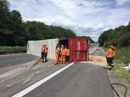 Der umgekippte Laster auf der A3 Richtung Köln. Foto: Polizei