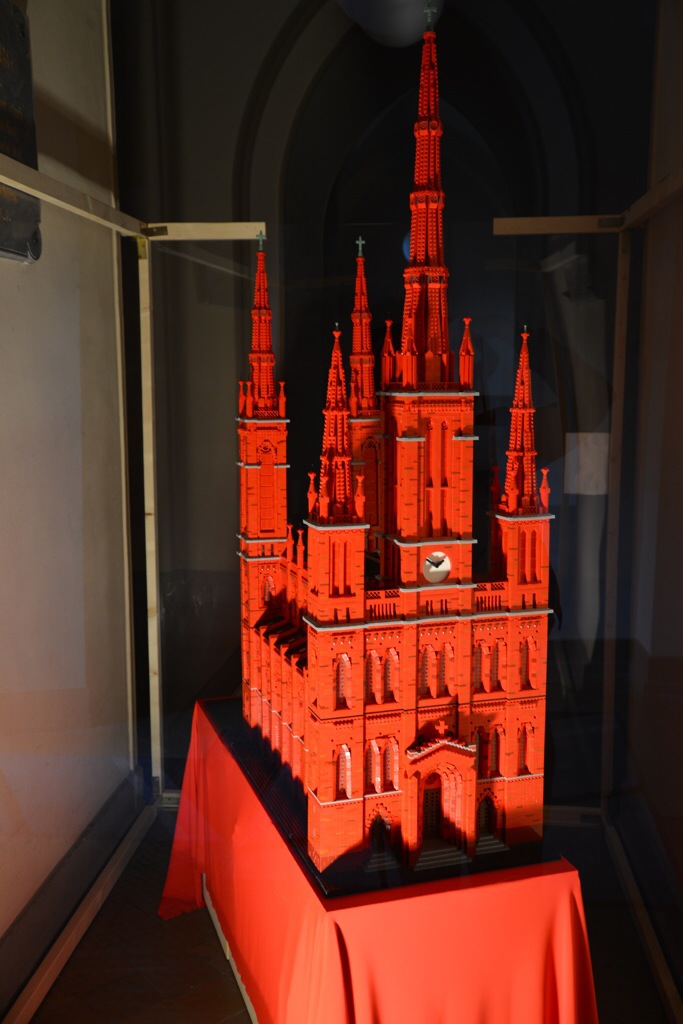 Der Wiesbadener Michael Wörner baute das Modell der Marktkirche aus 60.000 Lego-Steinen Foto: Andrea Wagenknecht/Ev. Dekanat Wiesbaden