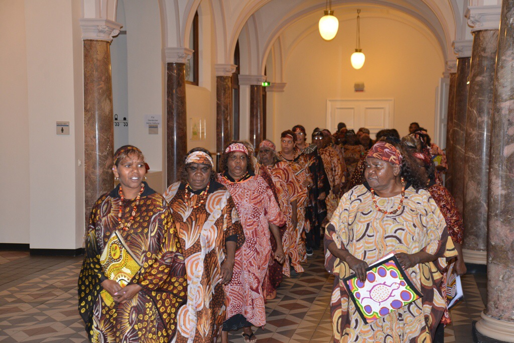 Die Aboriginal-Sängerinnen beim Einzug ins Rathaus Foto: Andrea Wagenknecht/Ev. Dekanat Wiesbaden