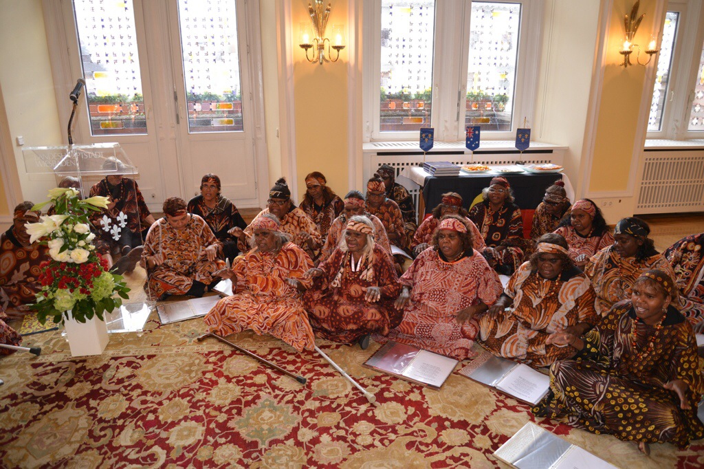 Die Aboriginal-Sängerinnen trugen beim Empfang im Rathaus zwei Lieder vor. Foto: Andrea Wagenknecht/Ev. Dekanat Wiesbaden