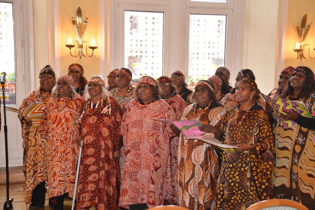 Die Aboriginal-Sängerinnen trugen beim Empfang im Rathaus zwei Lieder vor. Foto: Andrea Wagenknecht/Ev. Dekanat Wiesbaden
