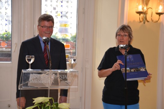 Bürgermeister Arno Goßmann (SPD) und Stadtjugendpfarrerin Astrid Stephan bei der Begrüßung im Rathaus. Foto: Andrea Wagenknecht/Ev. Dekanat Wiesbaden