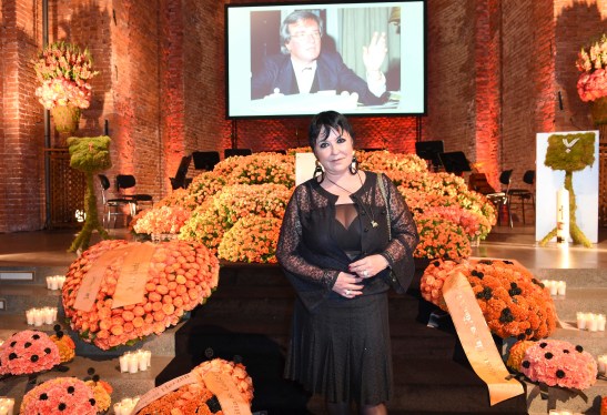 Bewegender Abschied: Uschi Ackermann vor dem Sarg ihres Mannes Gerd Käfer. Foto: (c) Sabine Brauer Photos