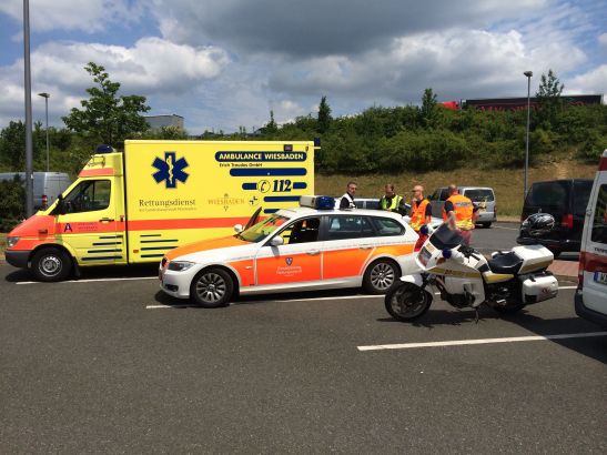 Auf dem Rastplatz Medenbach sammelten sich die Retter vor ihrem Einsatz