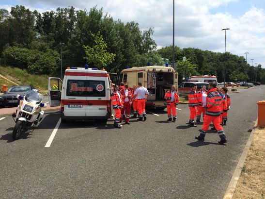 Die Johanniter aus Wiesbaden wurden alarmiert, verteilten Wasser an die im Stau stehenden Autofahrer