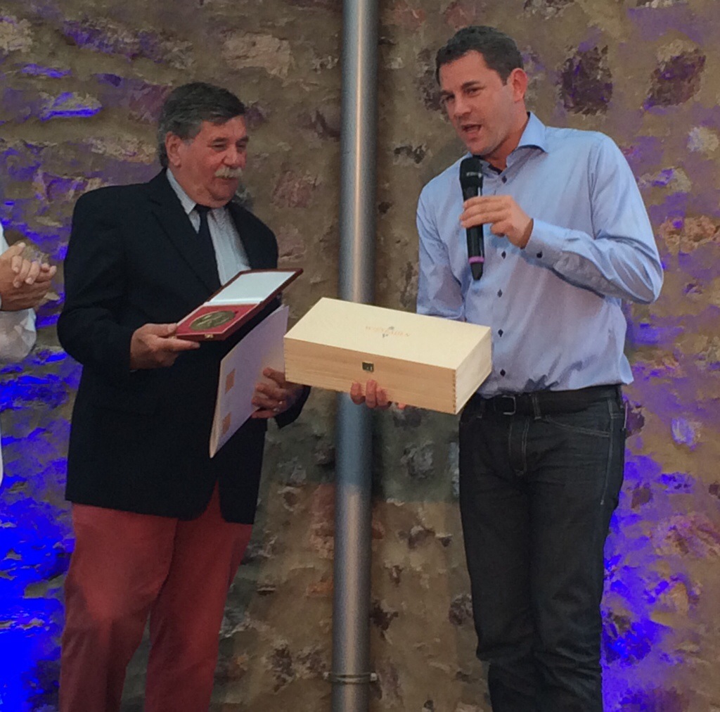 Oberbürgermeister Sven Gerich (SPD, r.) überreicht Friedrich Wilhelm Eickhorn zu Sportplakette und Urkunde noch eine Flasche Wein