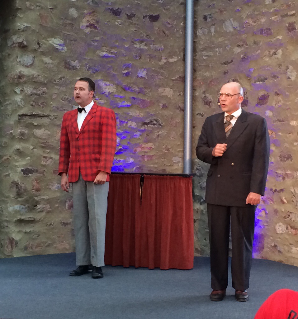 Das Duo "Drunter und Drüber" erheiterte die Gäste im Saal mit "ernsten" Witzen und sportlichen Späßen