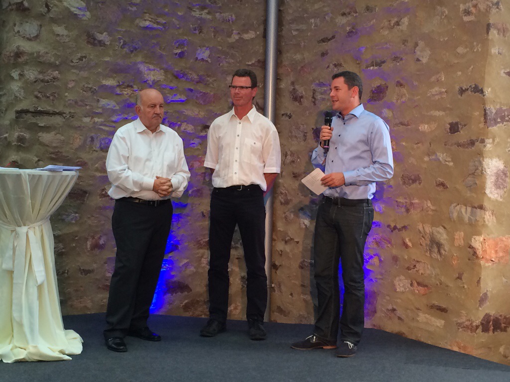 Sven Gerich (r.) und Wolfgang Nickel (l.) nahmen auf der kleinen Bühne im Jagdschloss Platte die Ehrungen vor. Hier für Markus Ott