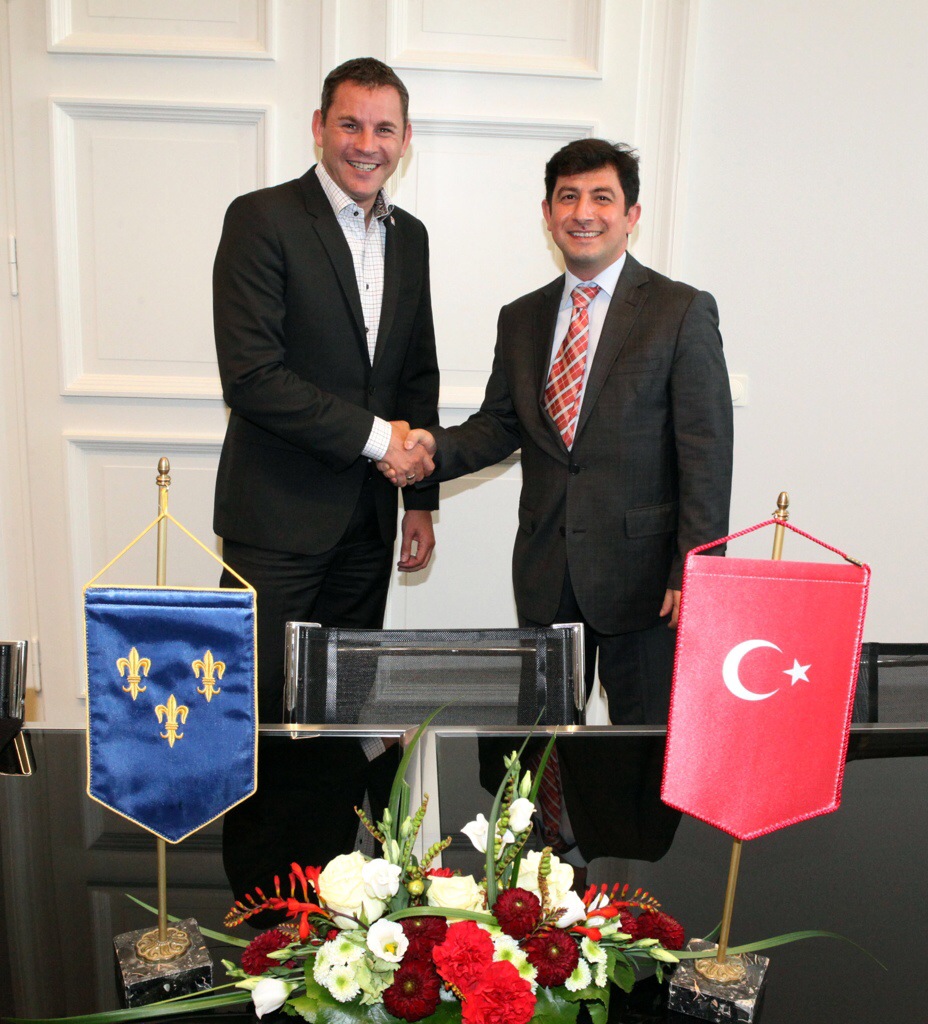 Oberbürgermeister Sven Gerich (SPD, l.) und der türkische Generalkonsul Ufuk Ekici beim Abschiedsbesuch im Rathaus. Foto: Stadt Wiesbaden