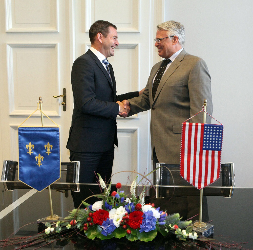 Der amerikanische Generalkonsul James W. Herman III. (r.) besuchte heute den Wiesbadener Oberbürgermeister Sven Gerich (SPD) im Rathaus. Foto: Stadt Wiesbaden 