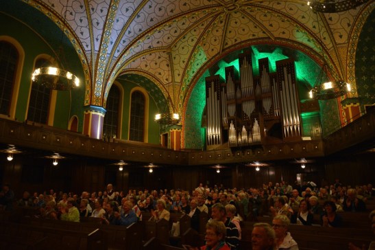 In der farbig illuminierten Lutherkirche genossen über 900 Besucher verschiedene Foto: Andrea Wagenknecht/Ev. Dekanat Wiesbaden
