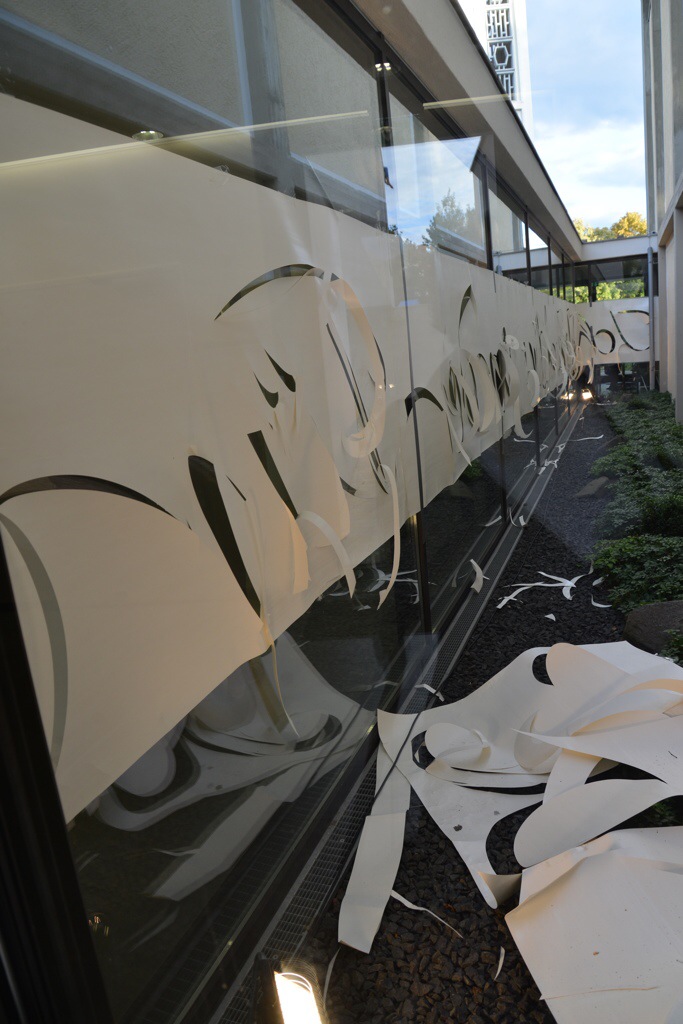 Kunst aus Papier: Die Installation von Eberhard Münch in der Kreuzkirche bestand aus den Worten "Ich bin der Weg, die Wahrheit und das Leben" in großen Lettern ohne Farbe Foto: Andrea Wagenknecht/Ev. Dekanat Wiesbaden