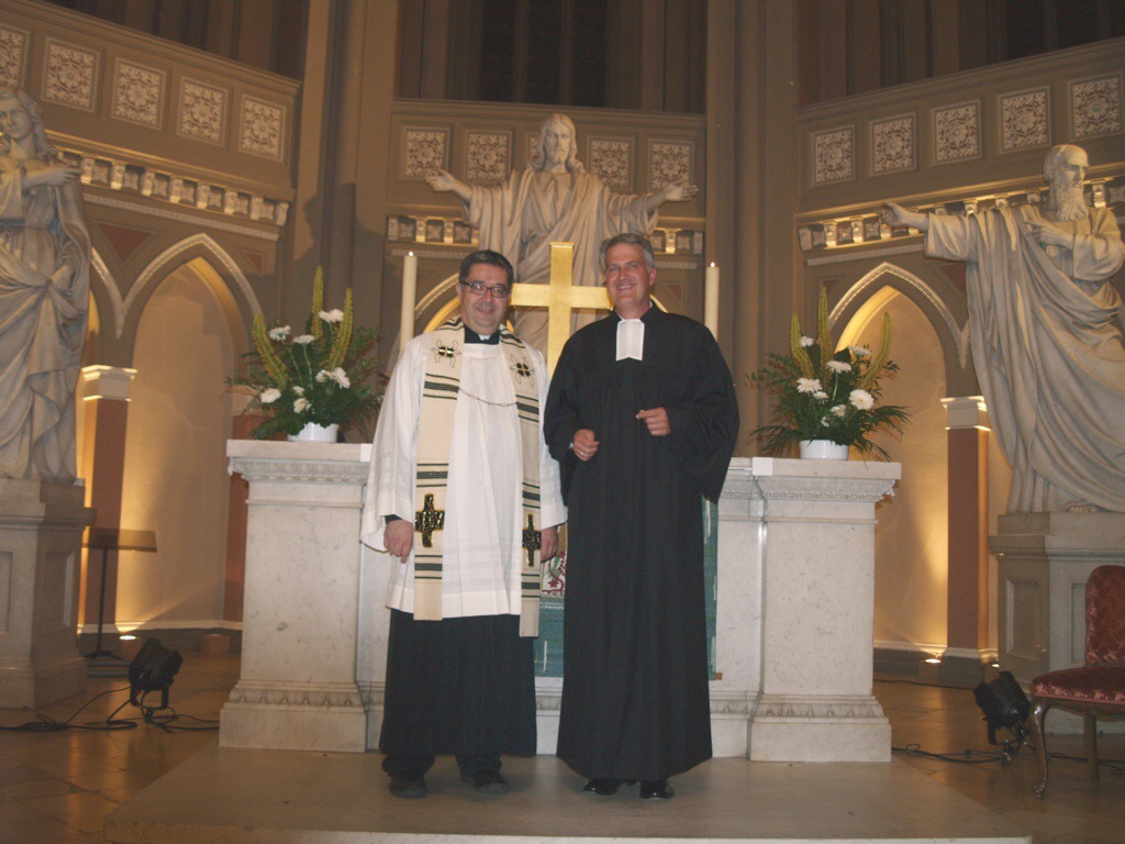 Der stellvertretende katholische Stadtdekan Stephan Gras (l.) und der evangelische Dekan Dr. Martin Mencke bei der Schlussandacht gegen 23.30 Uhr in der Marktkirche Foto: Gesine Werner/Ev. Dekanat Wiesbaden