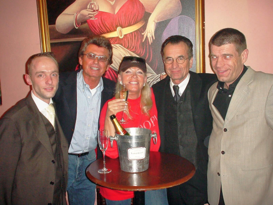 1990 machten Gerd Schüler (2.v.r.) und Michael Presinger (r.) aus einer Strip-Bar ein mexikanisches Restaurant: Im Cantina Imperial trafen sich Promis, Stars und Sternchen. Hier im Foto mit Thietmar Struck (2.v.l.) und Betriebsleiter Fips Geilfuss (l.). Foto, Erinnerungen und Text: Peter Schmidt