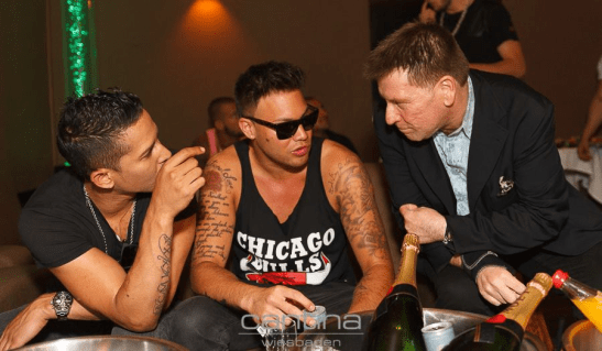 Letzten Sommer in der Cantina: Rapper Kay One (M., 2 Mio. Facebook-Fans) mit Produzent Patrick Miller (l.) und Peter Schmidt (r.). Foto: Cantina/Mathias Gommermann