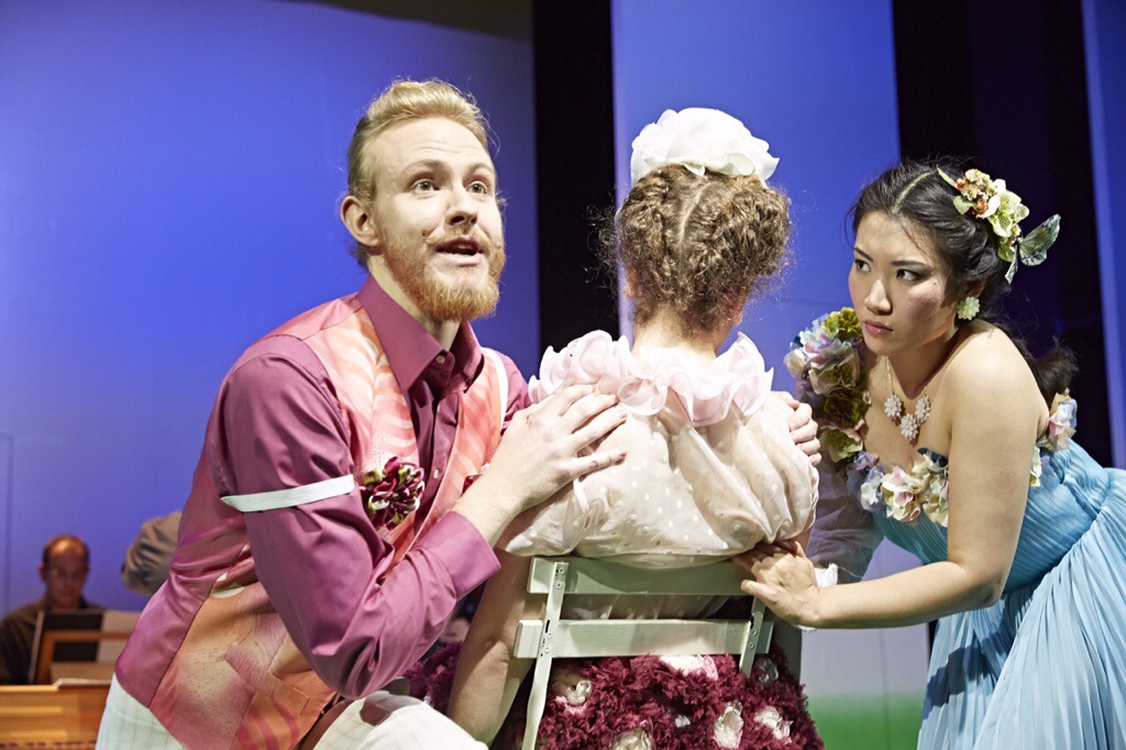 Verstrickt in die Irrungen der Liebe: Lisetta (Saem You, r.), Armindo (Jonas Boy) Foto: Karl-Bernd Karwasz/Staatstheater Wiesbaden