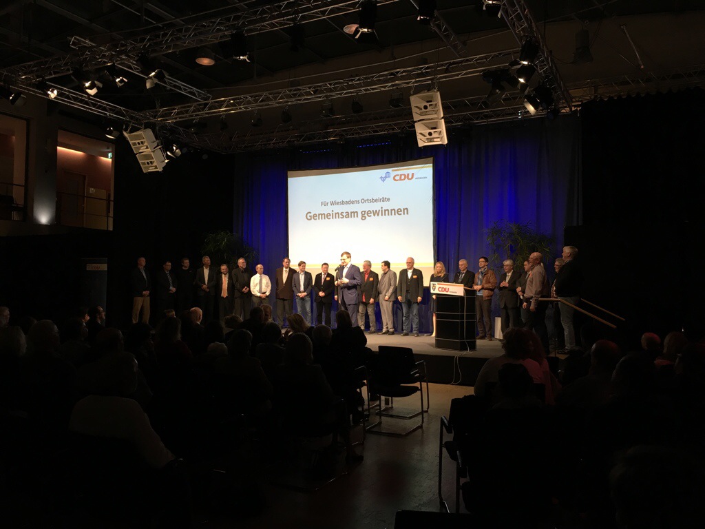 CDU-Kreisvorsitzender Dr. Oliver Franz stellte auf der Bühne des Kulturforums die Ortsbeirats-Kandidaten vor