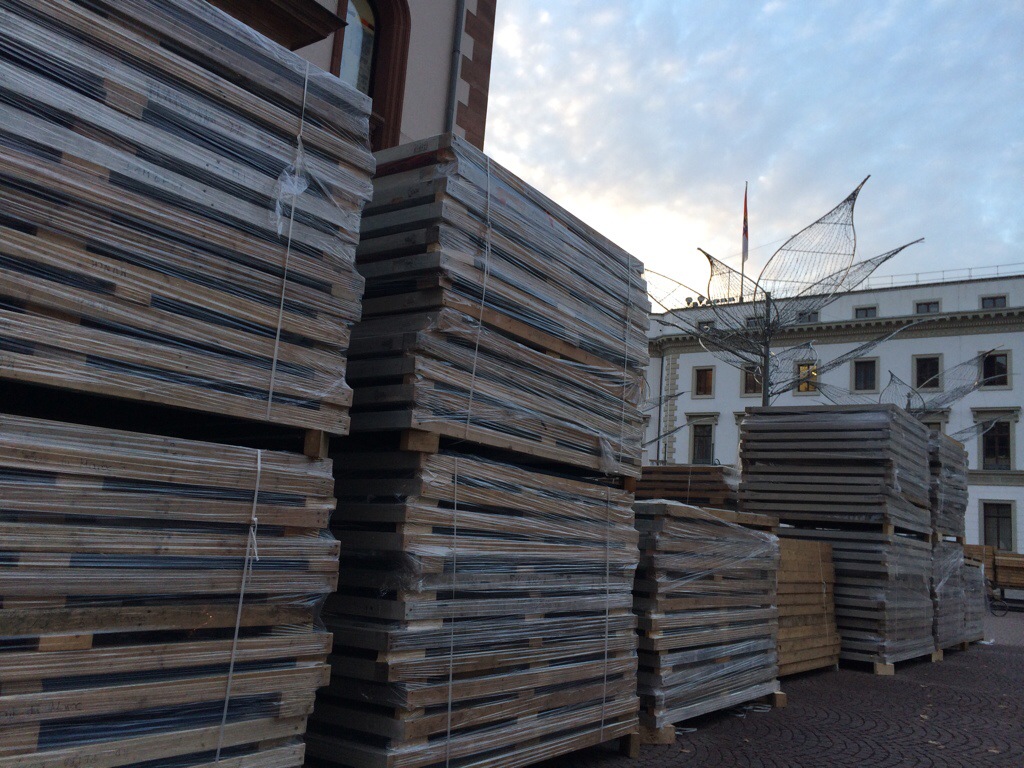 Meterhoch türmten sich die Sternschnuppenmarkt-Pakete auf dem Schlossplatz