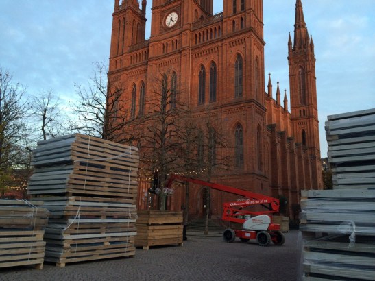 Nacheinander wurden die Pakete von der Folie befreit, zeitgleich die Bäume mit Lichtern geschmückt