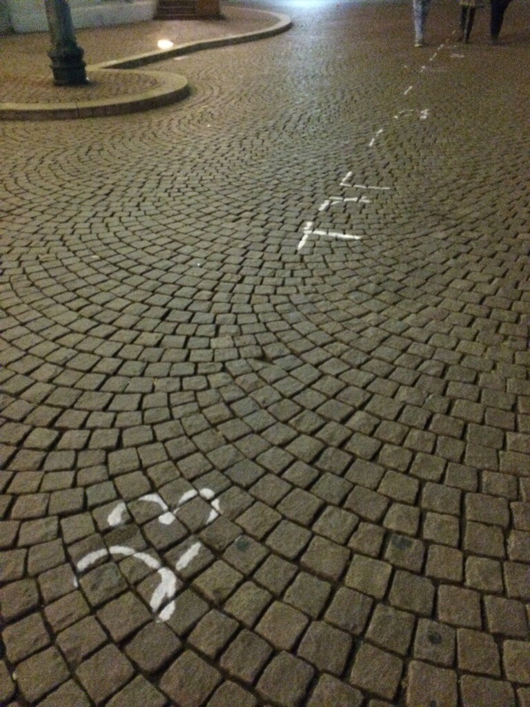 Markierungen auf dem Boden legen die Standpositionen fest
