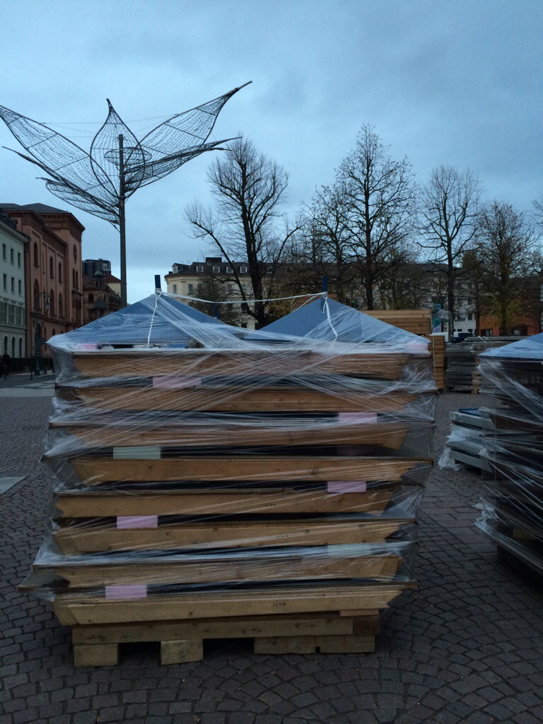 Separat verpackt: Die Dächer für die Sternschnuppenmarkt-Stände