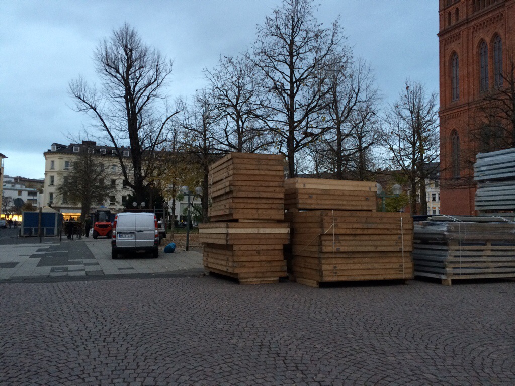 Nacheinander wurde fleißig Stand um Stand zusammengebaut