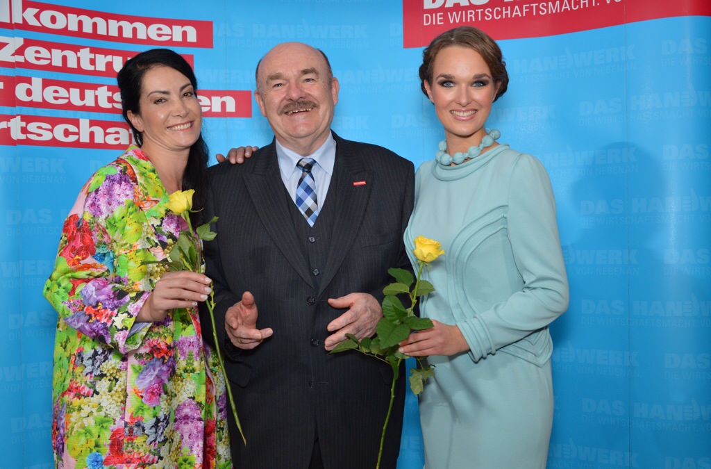 Toller Abend: Model Naila in 7th Heaven-Mode (l.), Handwerkskammer-Präsident Klaus Repp und Model Alissa in Lara Loca Couture (Kollektion Frühjahr/Sommer 2016) Foto: Svetlana Schuster