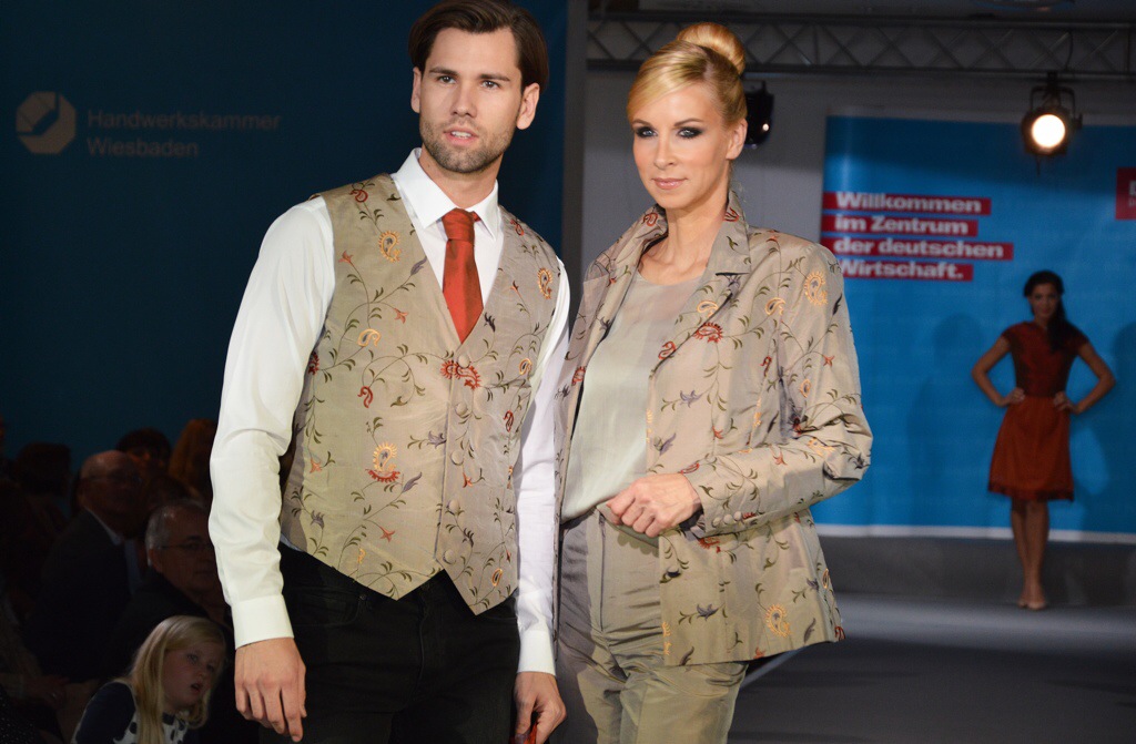 Geblümt: Mode von Maßschneiderin Carola Bartsch (7th Heaven Brautmoden) Foto: Svetlana Schuster