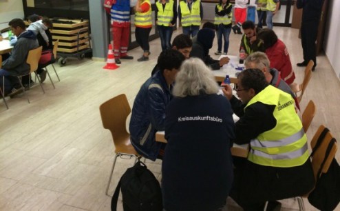 Wiesbaden bereitet sich auf 1000 neue Flüchtlinge vor. Sie sollen wieder in Sporthallen untergebracht werden. Hier: Die erste Aufnahme von Flüchtlingen in der Taunushalle in Nordenstadt am 16. September Foto: Völker/JUH