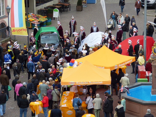 Dann wurde auch noch das Auto für die neue Kampagne feierlich enthüllt Foto: Sabine Voß/Stadt Wiesbaden