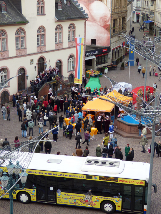 Nach den Ansprachen wurde die Fahne gehisst. Im Vordergrund zu sehen: Der Stadtbus mit dem Motto der aktuellen Kampagne Foto: Sabine Voß/Stadt Wiesbaden