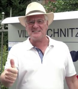 Feiert den Geburtstag mit: VHS-Direktor Hartmut Boger, hier vor der Villa Schnitzler Foto: VHS Wiesbaden
